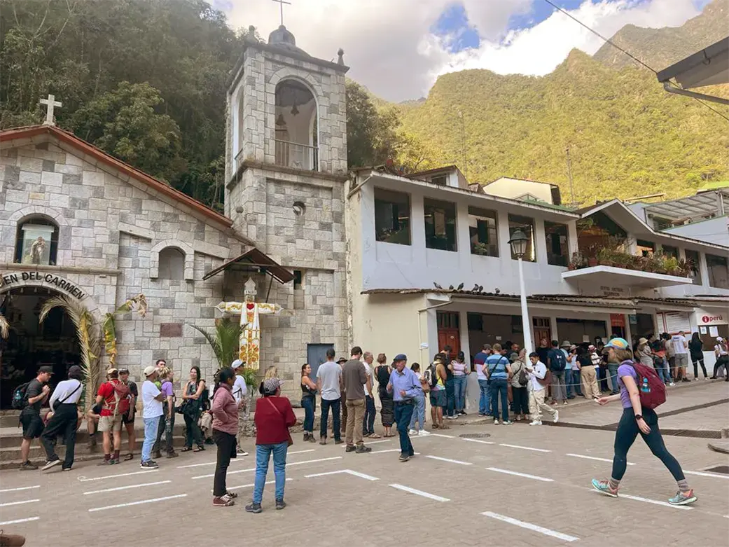 queue in front of the Ministry of Culture